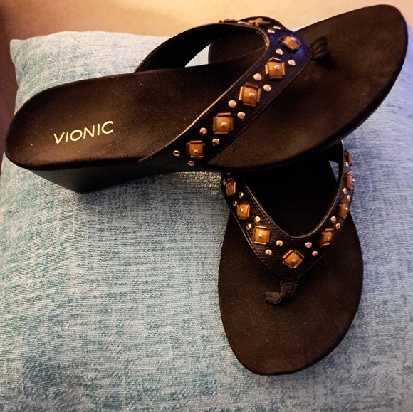 Like new VIONIC beaded SANDALS size 8.5 wide - Picture 3 of 7
